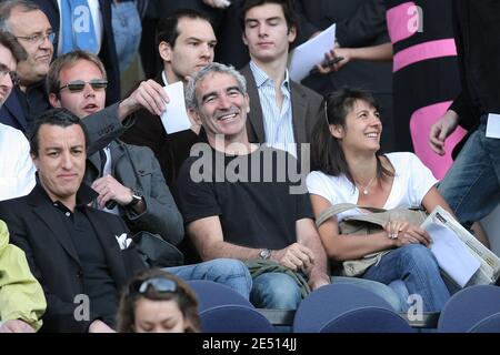 Un avvocato parigino, Karim Achoui 'LEFT', Raymond Domenech e sua moglie Estelle Denis durante la partita di calcio, PSG vs Auxerre a Parigi, Francia, il 26 aprile 2008. Foto di Taamallah Mehdi/Cameleon/ABACAPRESS.COM Caption locale Foto Stock