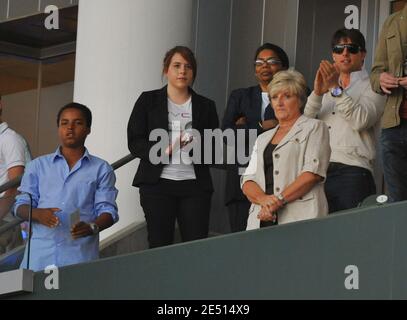 Tom Cruise, Connor Cruise-Kidman e Isabella Cruise-Kidman partecipano alla partita DI calcio LA Galaxy vs Chivas USA MLS presso l'Home Depot Center di Carson, Los Angeles, California, USA, il 26 aprile 2008. Connor Cruise, 13 anni, farà il suo debutto cinematografico nel prossimo dramma di Will Smith Seven Pounds. Foto di Lionel Hahn/ABACAPRESS.COM Foto Stock