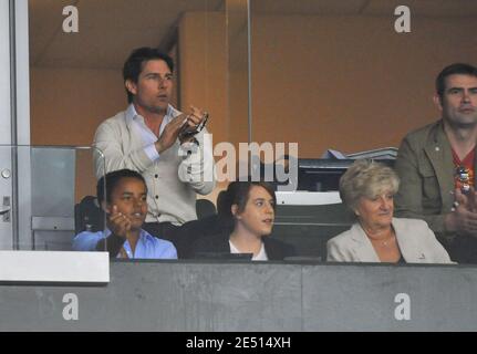 Tom Cruise, Connor Cruise-Kidman e Isabella Cruise-Kidman partecipano alla partita DI calcio LA Galaxy vs Chivas USA MLS presso l'Home Depot Center di Carson, Los Angeles, California, USA, il 26 aprile 2008. Connor Cruise, 13 anni, farà il suo debutto cinematografico nel prossimo dramma di Will Smith Seven Pounds. Foto di Lionel Hahn/ABACAPRESS.COM Foto Stock