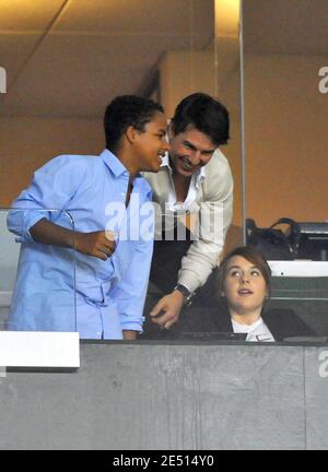 Tom Cruise, Connor Cruise-Kidman e Isabella Cruise-Kidman partecipano alla partita DI calcio LA Galaxy vs Chivas USA MLS presso l'Home Depot Center di Carson, Los Angeles, California, USA, il 26 aprile 2008. Connor Cruise, 13 anni, farà il suo debutto cinematografico nel prossimo dramma di Will Smith Seven Pounds. Foto di Lionel Hahn/ABACAPRESS.COM Foto Stock