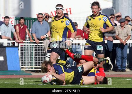 L'Aurelien Rougerie di Clermont segna una prova, John SMIT e Fabien Alexandre guardano l'azione durante la partita di rugby francese Top 14, FC Auch Gers vs ASM-Clermont-Auvergne allo stadio Jacques Fouroux ad Auch, Francia, il 26 aprile 2008. Clermont ha vinto il 36-13. Foto di Alex/Cameleon/ABACAPRESS.COM Foto Stock