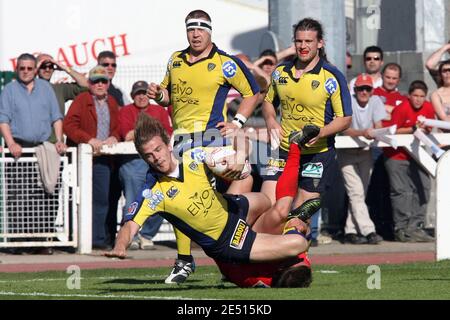 Aurelien Rougerie di Clermont fa un tentativo e John Smit e Fabien Alexandre guardano all'azione durante la partita di rugby francese Top 14, FC Auch Gers vs ASM-Clermont-Auvergne allo stadio Jacques Fougroux di Auch, Francia, il 26 aprile 2008. Clermont ha vinto il 36-13. Foto di Alex/Cameleon/ABACAPRESS.COM Foto Stock