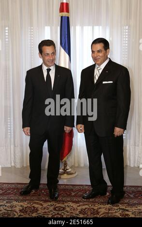 Il presidente tunisino Zine El Abidine ben Ali dà il benvenuto al presidente francese Nicolas Sarkozy a Carthage Palace per una cerimonia in Tunisia, il 28 aprile 2008. Nicolas Sarkozy inizia una visita ufficiale di tre giorni in Tunisia. Foto di Ludovic-Pool/ABACAPRESS.COM Foto Stock