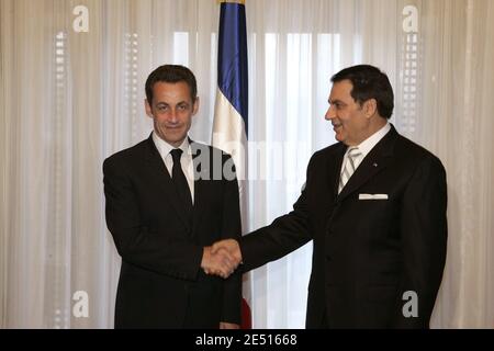 Il presidente tunisino Zine El Abidine ben Ali dà il benvenuto al presidente francese Nicolas Sarkozy a Carthage Palace per una cerimonia in Tunisia, il 28 aprile 2008. Nicolas Sarkozy inizia una visita ufficiale di tre giorni in Tunisia. Foto di Ludovic-Pool/ABACAPRESS.COM Foto Stock