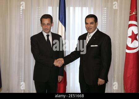 Il presidente tunisino Zine El Abidine ben Ali dà il benvenuto al presidente francese Nicolas Sarkozy a Carthage Palace per una cerimonia in Tunisia, il 28 aprile 2008. Nicolas Sarkozy inizia una visita ufficiale di tre giorni in Tunisia. Foto di Ludovic-Pool/ABACAPRESS.COM Foto Stock