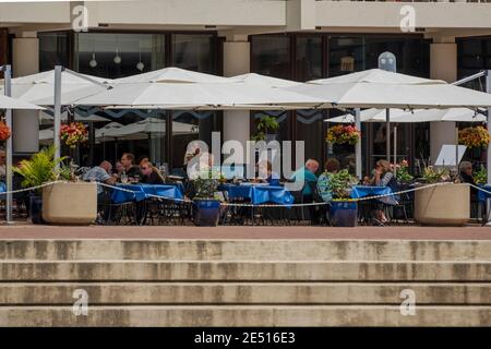 Reston, VA, USA -- 10 Maggio 2019. Foto telefoto dei patroni del ristorante che pranzano all'aperto sul lago Anne, Reston, Virginia. Foto Stock