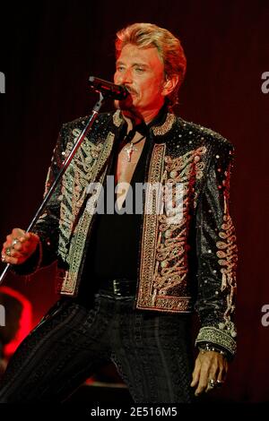 Il cantante francese Johnny Hallyday si esibisce dal vivo durante il festival "Les Vieilles Charrues", a Carhaix, Francia, il 20 luglio 2006. Foto di DS/ABACAPRESS.COM Foto Stock