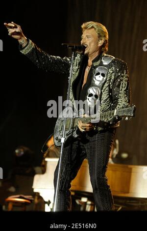 Il cantante francese Johnny Hallyday si esibisce dal vivo durante il festival "Les Vieilles Charrues", a Carhaix, Francia, il 20 luglio 2006. Foto di DS/ABACAPRESS.COM Foto Stock