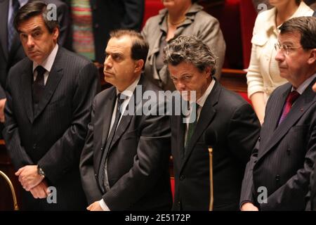 Il primo ministro francese Francois Fillon e il ministro junior per le relazioni con il Parlamento Roger Karoutchi, il ministro dell'ecologia Jean-Louis Borloo e il ministro nazionale dell'istruzione Xavier Darcos durante una sessione di lavoro all'Assemblea nazionale di Parigi, Francia, il 29 aprile 2008. Foto di Mehdi Taamallah/ABACAPRESS.COM Foto Stock