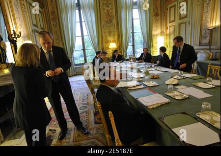 Consigliere del Presidente francese Raymond Soubie, Catherine Pegard, consigliere della diplomazia di Elysee Jean David Levitte, presidente consigliere politico Jerome Peyrat, presidente consigliere Olivier Biancarelli, presidente consigliere della comunicazione Franck Louvrier, Capo del gabinetto Cedric Goubet e Segretario generale dell'Elysee Palace Claude Gueant prima dell'incontro della mattina (8:30) con il presidente francese all'Elysee Palace a Parigi, Francia, il 14 aprile 2008. Foto di Elodie Gregoire/ABACAPRESS.COM Foto Stock