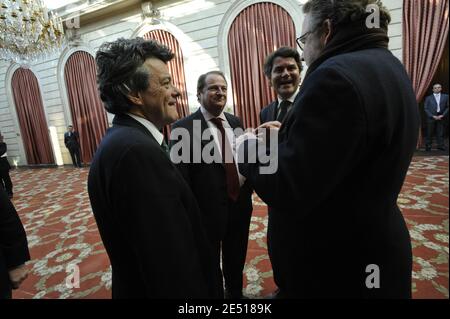 Il Ministro francese dell'ecologia Jean-Louis Borloo, Pierre Charon e il Presidente francese della comunicazione Franck Louvrier prima della proiezione del famoso film "Bienvenue Chez les CH'tis" di Dany Boon al Palazzo Elysee a Parigi, Francia, il 15 aprile 2008. Foto di Elodie Gregoire/ABACAPRESS.COM Foto Stock