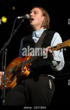 Il cantante Win Butler della band canadese Arcade Fire si esibisce dal vivo sul palco durante la terza edizione del festival musicale 'Rock en Seine', a Saint-Cloud, vicino a Parigi, in Francia, il 25 agosto 2005. Foto di DS/ABACAPRESS.COM Foto Stock