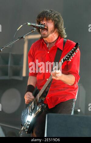 Il cantante Dave Grohl della band statunitense Foo Fighters si esibisce dal vivo durante la terza edizione del festival musicale 'Rock en Seine', a Saint-Cloud vicino a Parigi, in Francia, il 25 agosto 2005. Foto di DS/ABACAPRESS.COM Foto Stock