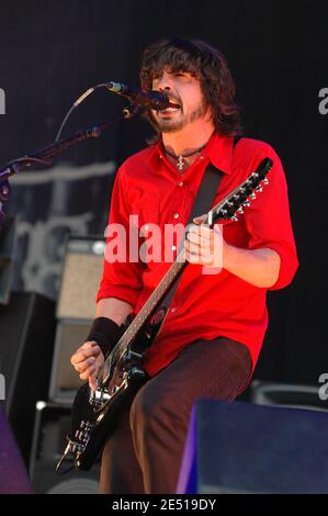 Il cantante Dave Grohl della band statunitense Foo Fighters si esibisce dal vivo durante la terza edizione del festival musicale 'Rock en Seine', a Saint-Cloud vicino a Parigi, in Francia, il 25 agosto 2005. Foto di DS/ABACAPRESS.COM Foto Stock