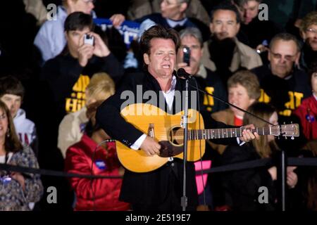 Il cantante John Mellencamp si esibisce il 3 maggio 2008 in un raduno della campagna del senatore democratico Hillary Clinton, presidente della Repubblica Democratica del New York, al White River state Park di Indianapolis, NEGLI Stati Uniti. Foto di Joseph Foley/ABACAPRESS.COM Foto Stock