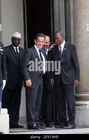 Il presidente francese Nicolas Sarkozy riceve il presidente somalo Abdullahi Yusuf Ahmed al Palazzo Elysee di Parigi il 5 maggio 2008. Foto di Mousse/ABACAPRESS.COM Foto Stock