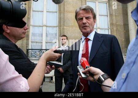 Il ministro francese degli Affari esteri ed europei Bernard Kouchner al Palazzo Elysee di Parigi, Francia, il 9 maggio 2008. Foto di Mehdi Taamallah/ABACAPRESS.COM Foto Stock