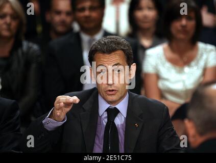 Luc Chatel, il presidente Nicolas Sarkozy e Herve Novelli partecipano a un incontro con i rappresentanti del settore commerciale e delle imprese a Vienne, in Francia, il 13 maggio 2008. Foto di Vincent Dargent/ABACAPRESS.COM Foto Stock