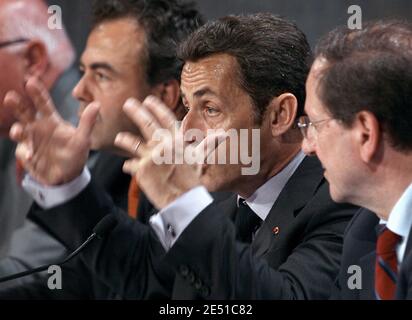 Luc Chatel, il presidente Nicolas Sarkozy e Herve Novelli partecipano a un incontro con i rappresentanti del settore commerciale e delle imprese a Vienne, in Francia, il 13 maggio 2008. Foto di Vincent Dargent/ABACAPRESS.COM Foto Stock