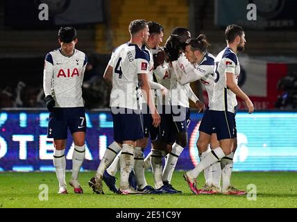 Harry Winks (centro) di Tottenham Hotspur celebra il secondo gol del suo fianco con Gareth Bale e i compagni di squadra durante la quarta partita della Emirates fa Cup ad Adams Park, Wycombe. Data immagine: Lunedì 25 gennaio 2021. Foto Stock