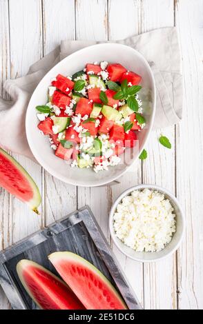 Insalata di anguria mediterranea estiva con formaggio Feta, cetriolo e foglie di menta Foto Stock