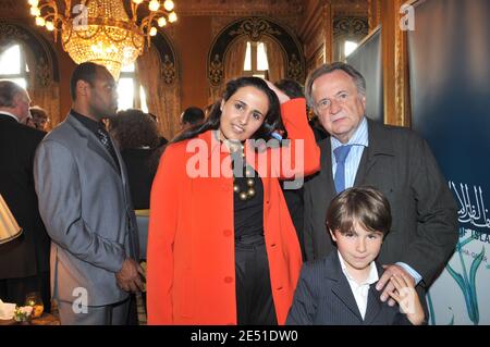 La figlia dell'Emiro del Qatar Sheikha al Mayassa Bint Hamad al Thani, responsabile dei musei del Qatar, si pone con Regis Debray e suo figlio Antoine mentre assistono ad una presentazione del Museo delle Arti Islamiche del Qatar all'Ambasciata del Qatar a Parigi, Francia, il 14 maggio 2008. Foto di Ammar Abd Rabbo/ABACAPRESS.COM Foto Stock