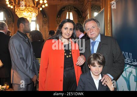 La figlia dell'Emiro del Qatar Sheikha al Mayassa Bint Hamad al Thani, responsabile dei musei del Qatar, si pone con Regis Debray e suo figlio Antoine mentre assistono ad una presentazione del Museo delle Arti Islamiche del Qatar all'Ambasciata del Qatar a Parigi, Francia, il 14 maggio 2008. Foto di Ammar Abd Rabbo/ABACAPRESS.COM Foto Stock