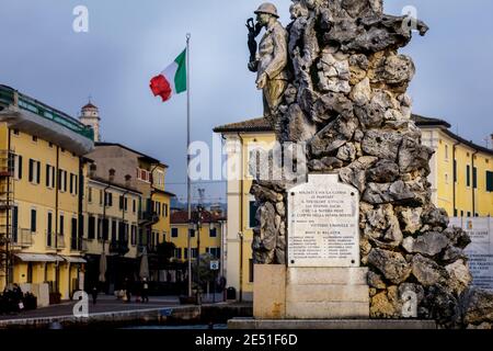 Monumento eretto al porto di Lazise nel 1924 in onore dei caduti della prima guerra mondiale. Foto Stock