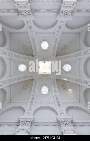 Ampia vista angolare della volta dei Santi Pietro E la cattedrale di Paolo come visto dal basso Foto Stock