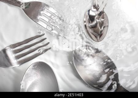 Patata rossa su scintillante sfondo viola. Immagine macro aerea. Foto Stock