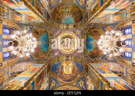 Vista grandangolare simmetrica dell'interno della Chiesa Del Salvatore sul sangue a San Pietroburgo Foto Stock