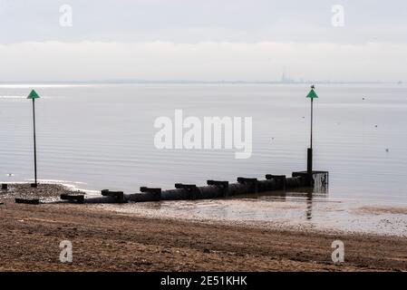 Deflusso di acque reflue nell'estuario del Tamigi a Southend on Sea, Essex, Regno Unito. La caduta di gravità dall'area dell'Esplanade orientale nell'area delle maree del Tamigi Foto Stock