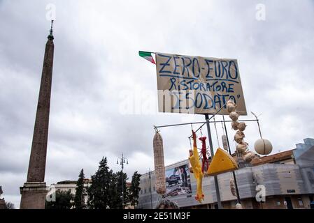 MIO Italia ha tenuto la sua manifestazione nazionale in Piazza del Popolo per evidenziare la drammatica situazione dell'industria alberghiera in Italia durante la cosiddetta "seconda ondata" della pandemia Covid-19/Coronavirus, per invitare il Governo ad agire per investimenti immediati, aiuti (Ristori), e politiche per salvare la loro industria. Credit: LSF Photo/Alamy Live News Foto Stock