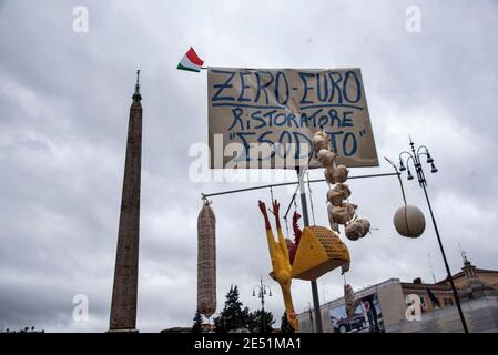 MIO Italia ha tenuto la sua manifestazione nazionale in Piazza del Popolo per evidenziare la drammatica situazione dell'industria alberghiera in Italia durante la cosiddetta "seconda ondata" della pandemia Covid-19/Coronavirus, per invitare il Governo ad agire per investimenti immediati, aiuti (Ristori), e politiche per salvare la loro industria. Credit: LSF Photo/Alamy Live News Foto Stock