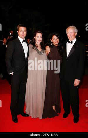 Brad Pitt, Angelina Jolie e Clint Eastwood con sua moglie hanno visto arrivare al Palais des Festivals a Cannes, Francia meridionale, il 20 maggio 2008, per la proiezione del Changeling di Clint Eastwood presentato in concorso al 61° Festival di Cannes. Foto XPosure/ABACAPRESS.COM Foto Stock