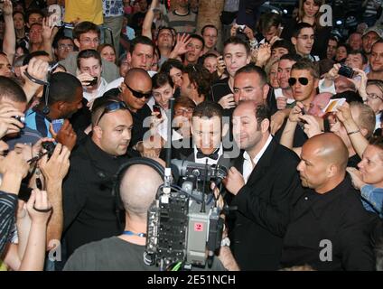 Dany Boon e Kad Merad durante la trasmissione del programma televisivo 'le Grand Journal' sul canale Canal Plus sulla spiaggia di Martinez durante il 61esimo Festival del Cinema di Cannes, in Francia, il 21 maggio 2008. Foto di Denis Guignebourg/ABACAPRESS.COM Foto Stock