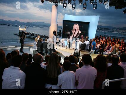 Dany Boon, Line Renaud, Kad Merad e Anne Marivin durante la trasmissione del programma televisivo 'le Grand Journal' sul canale Canal Plus sulla spiaggia di Martinez durante il 61esimo Festival di Cannes, in Francia, il 21 maggio 2008. Foto di Denis Guignebourg/ABACAPRESS.COM Foto Stock