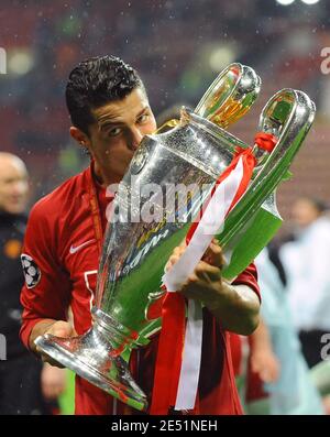 Cristiano Ronaldo di Manchester United bacia la coppa e celebra la sua vittoria con i compagni di squadra durante la partita finale di calcio della UEFA Champions League, Manchester United vs Chelsea allo stadio Luzhniki di Mosca, Russia, il 21 maggio 2008. La partita si è conclusa con un pareggio di 1-1 e Manchester United sconfigge 6-5, Chelsea nel tiraggio di penalità. Foto di Steeve McMay/Cameleon/ABACAPRESS.COM Foto Stock