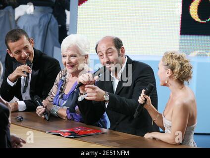 Dany Boon, Line Renaud, Kad Merad e Anne Marivin durante la trasmissione del programma televisivo 'le Grand Journal' sul canale Canal Plus sulla spiaggia di Martinez durante il 61esimo Festival di Cannes, in Francia, il 21 maggio 2008. Foto di Denis Guignebourg/ABACAPRESS.COM Foto Stock