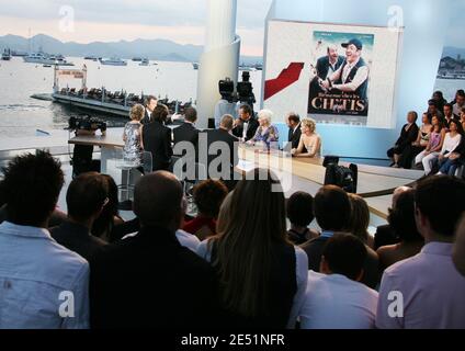 Dany Boon, Line Renaud, Kad Merad e Anne Marivin durante la trasmissione del programma televisivo 'le Grand Journal' sul canale Canal Plus sulla spiaggia di Martinez durante il 61esimo Festival di Cannes, in Francia, il 21 maggio 2008. Foto di Denis Guignebourg/ABACAPRESS.COM Foto Stock