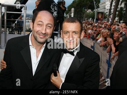 Dany Boon e Kad Merad durante la trasmissione del programma televisivo 'le Grand Journal' sul canale Canal Plus sulla spiaggia di Martinez durante il 61esimo Festival del Cinema di Cannes, in Francia, il 21 maggio 2008. Foto di Denis Guignebourg/ABACAPRESS.COM Foto Stock