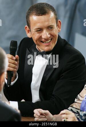 Dany Boon durante la trasmissione del programma televisivo 'le Grand Journal' sul canale Canal Plus sulla spiaggia di Martinez durante il 61° Festival del Cinema di Cannes a Cannes, Francia, il 21 maggio 2008. Foto di Denis Guignebourg/ABACAPRESS.COM Foto Stock