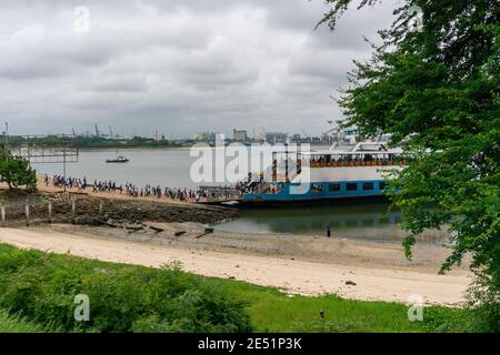 DAR ES SALAAM, TANZANIA - GENNAIO 2020: Folla di neri africani sta imbarcando sul traghetto a Dar es Salaam. Trasporto normale di acqua che va a. Foto Stock