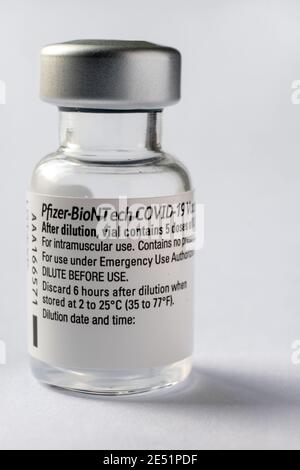 Fiala per vaccino originale Pfizer BioNTech COVID-19. Foto di vaccino reale. Macro. Messa a fuoco selettiva. Stafford, Regno Unito - Gennaio 23 2021. Foto Stock