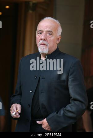 Paulo Coehlo esce dal Carlton Hotel a Cannes, Francia, 22 maggio 2008. Foto di ABACAPRESS.COM Foto Stock