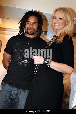 Adriana Karembeu e suo marito Christian partecipano ad una sfilata di moda della collezione di perle per il giubileo di Chrisian Karembeu e la squadra di Francia del calcio 1998 ha Papetee, Tahiti uno 24 maggio 2008. Foto di Lionel Hahn/Cameleon/ABACAPRESS.COM Foto Stock