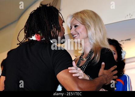 Adriana Karembeu e suo marito Christian partecipano ad una sfilata di moda della collezione di perle per il giubileo di Chrisian Karembeu e la squadra di Francia del calcio 1998 ha Papetee, Tahiti uno 24 maggio 2008. Foto di Lionel Hahn/Cameleon/ABACAPRESS.COM Foto Stock