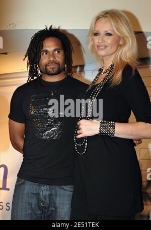 Adriana Karembeu e suo marito Christian partecipano ad una sfilata di moda della collezione di perle per il giubileo di Chrisian Karembeu e la squadra di Francia del calcio 1998 ha Papetee, Tahiti uno 24 maggio 2008. Foto di Lionel Hahn/Cameleon/ABACAPRESS.COM Foto Stock