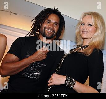 Adriana Karembeu e suo marito Christian partecipano ad una sfilata di moda della collezione di perle per il giubileo di Chrisian Karembeu e la squadra di Francia del calcio 1998 ha Papetee, Tahiti uno 24 maggio 2008. Foto di Lionel Hahn/Cameleon/ABACAPRESS.COM Foto Stock