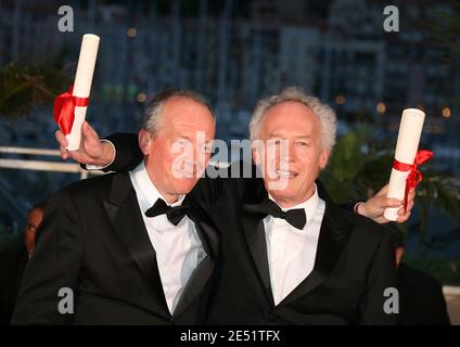 I registi Jean-Pierre e Luc Dardenne, ricevono il miglior premio per la sceneggiatura del loro film "le Silence de Lorna", durante la 61esima cerimonia di chiusura del Festival di Cannes al Palais des Festivals di Cannes, 25 maggio 2008. Foto di Denis Guignebourg/ABACAPRESS.COM Foto Stock